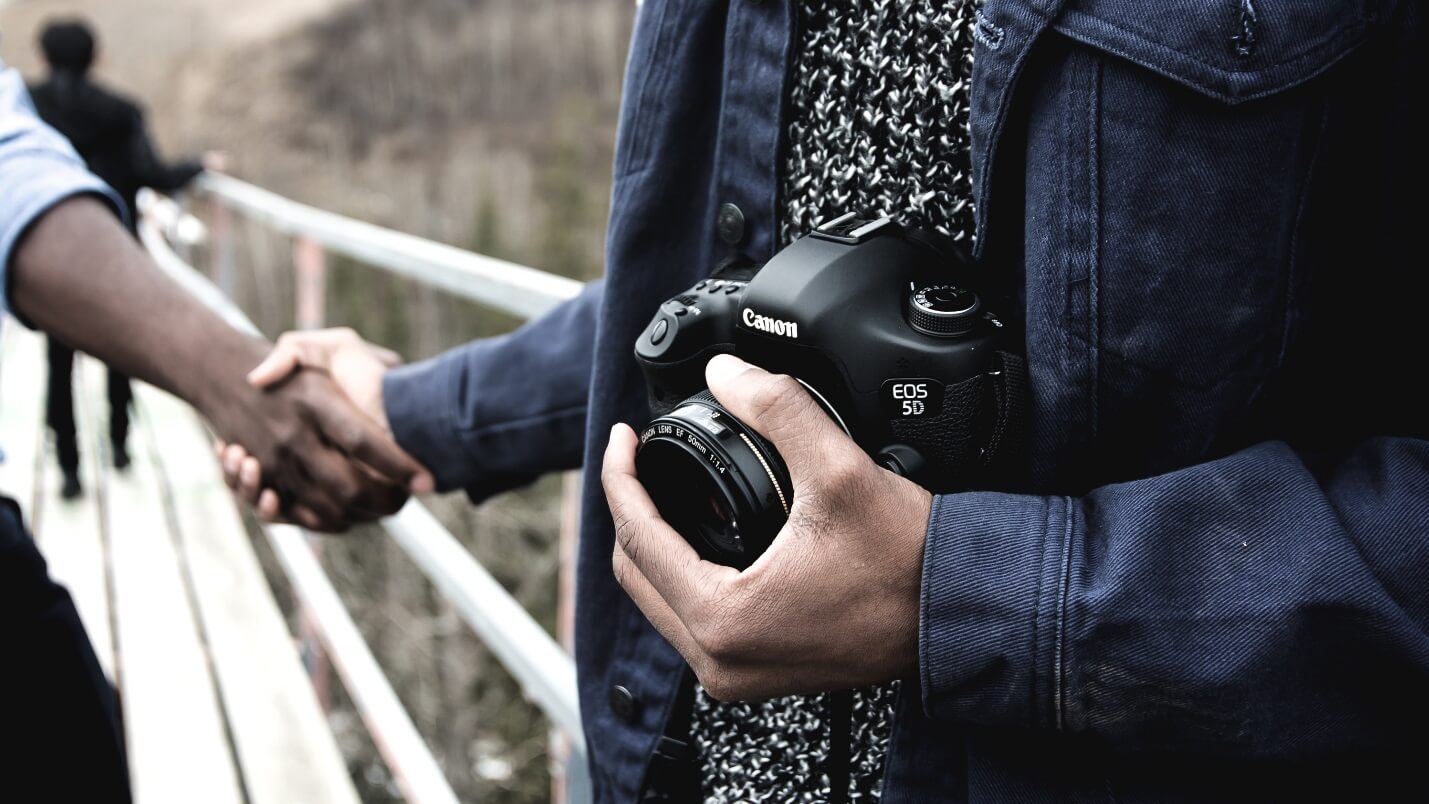Best Video Blogging Camera. Friendly Edmonton photographer photo by Banter Snaps (@bantersnaps) on Unsplash