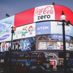 Digital Signage Vs Traditional Signage – What to Choose