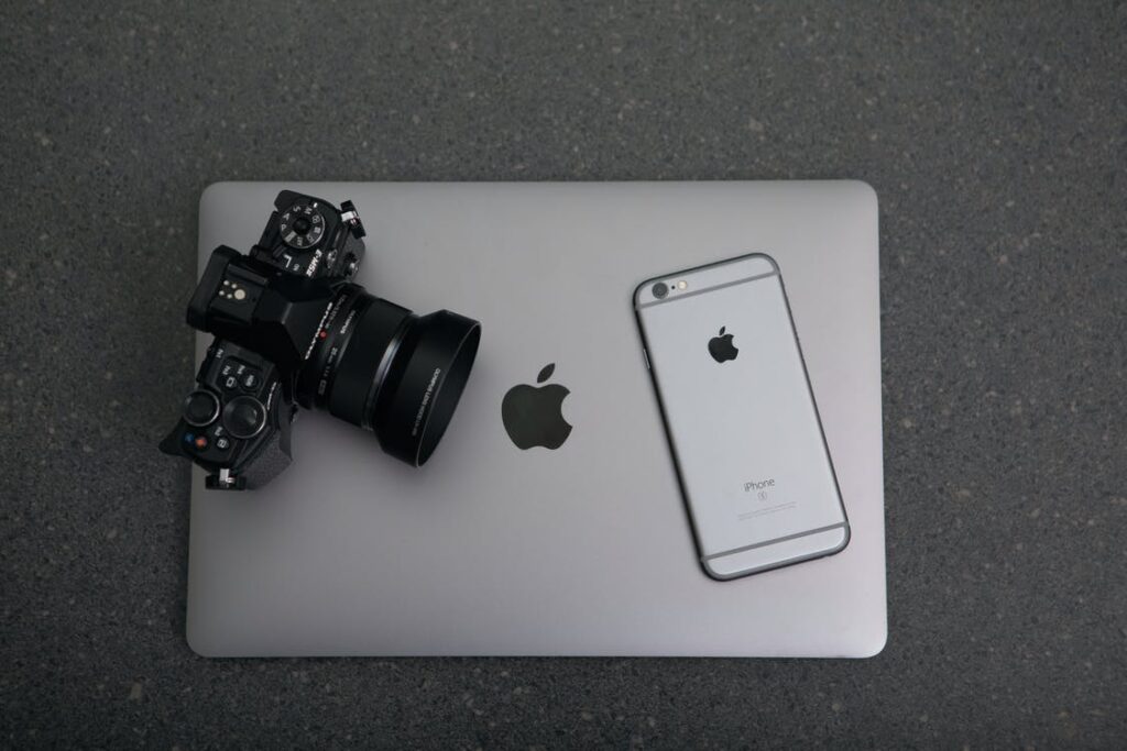 Apple MacBook, Apple iPhone